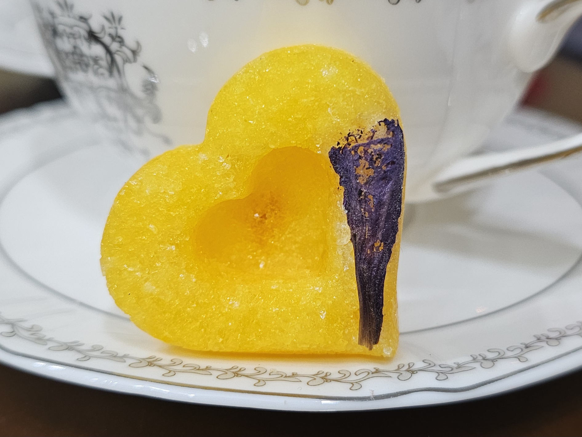 دمنوش - نبات زعفران و گل گاوزبان