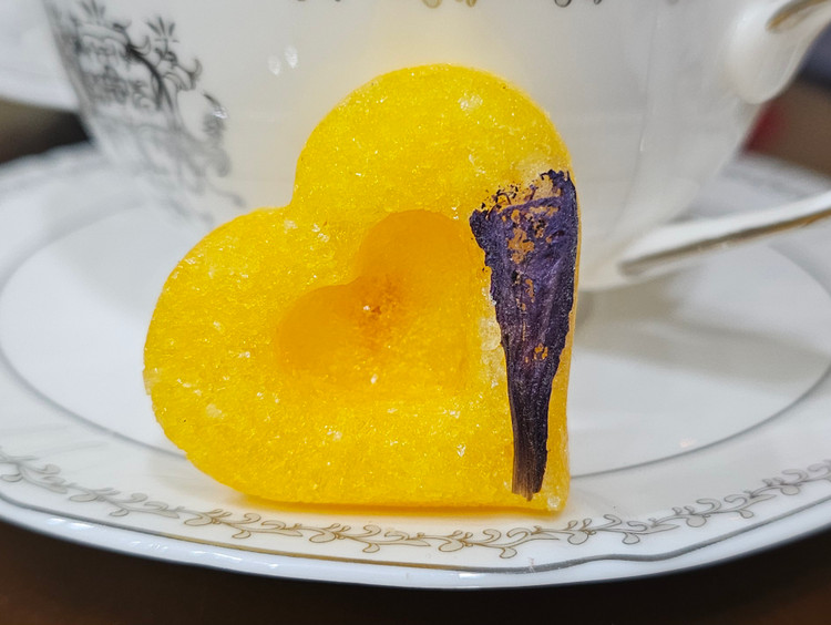 دمنوش - نبات زعفران و گل گاوزبان